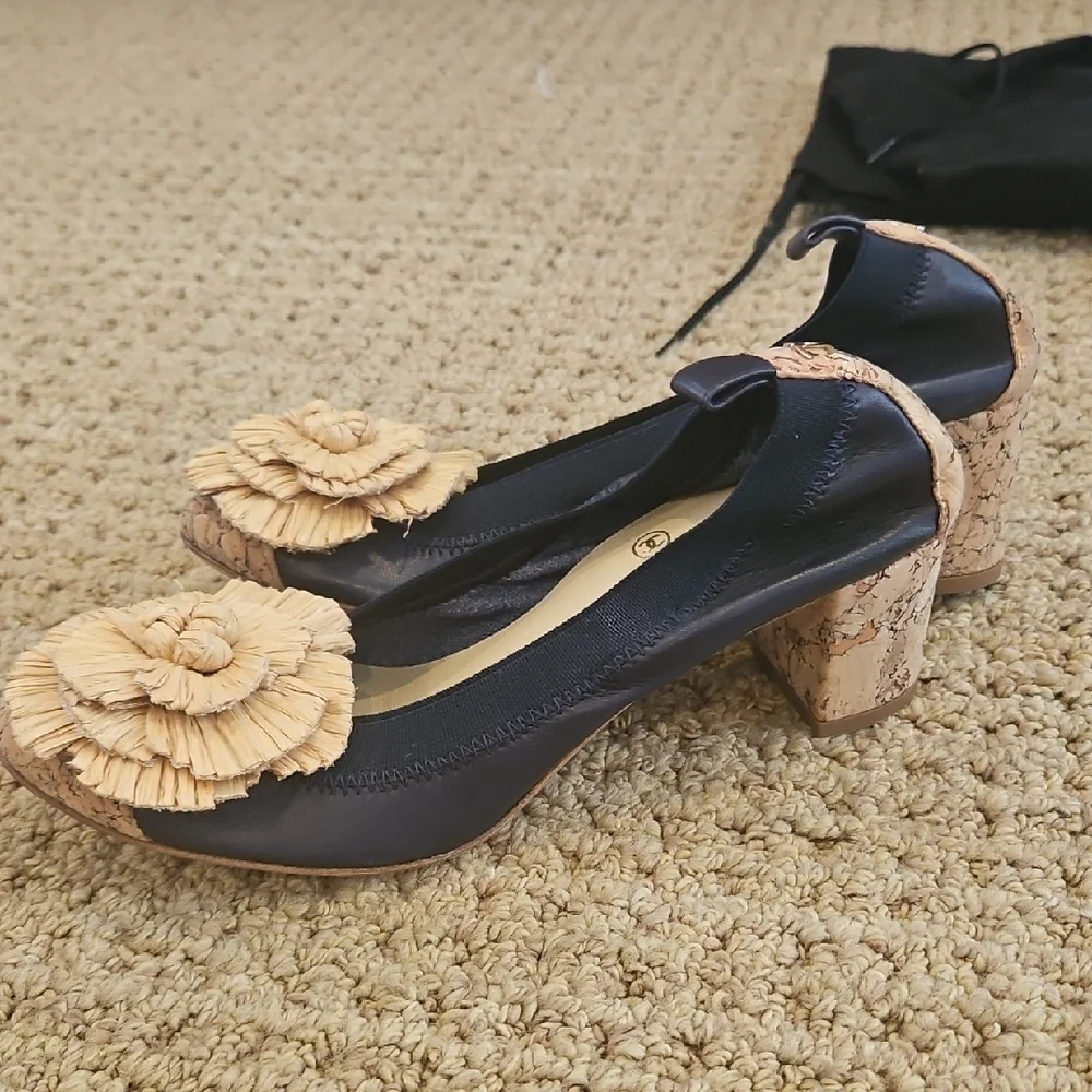 CHANEL Navy and Cream Flats with Floral Accent - Picture 9 of 14